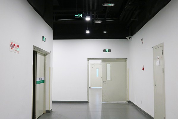 智能疏散指示系統(tǒng)能否應(yīng)對多層建筑？